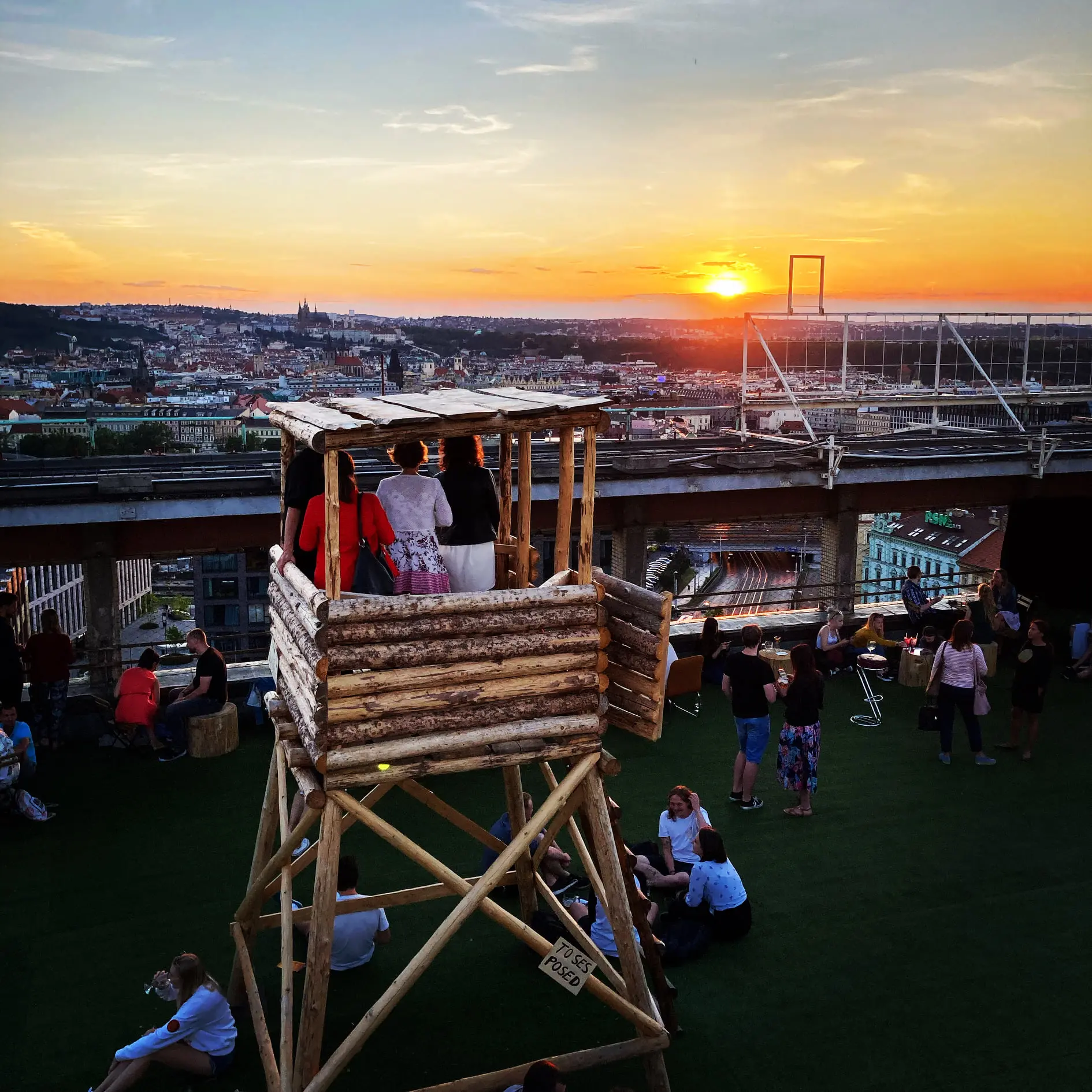 Po západu slunce se střecha Domu Radost promění v unikátní letní kino. Prvně již tuto neděli