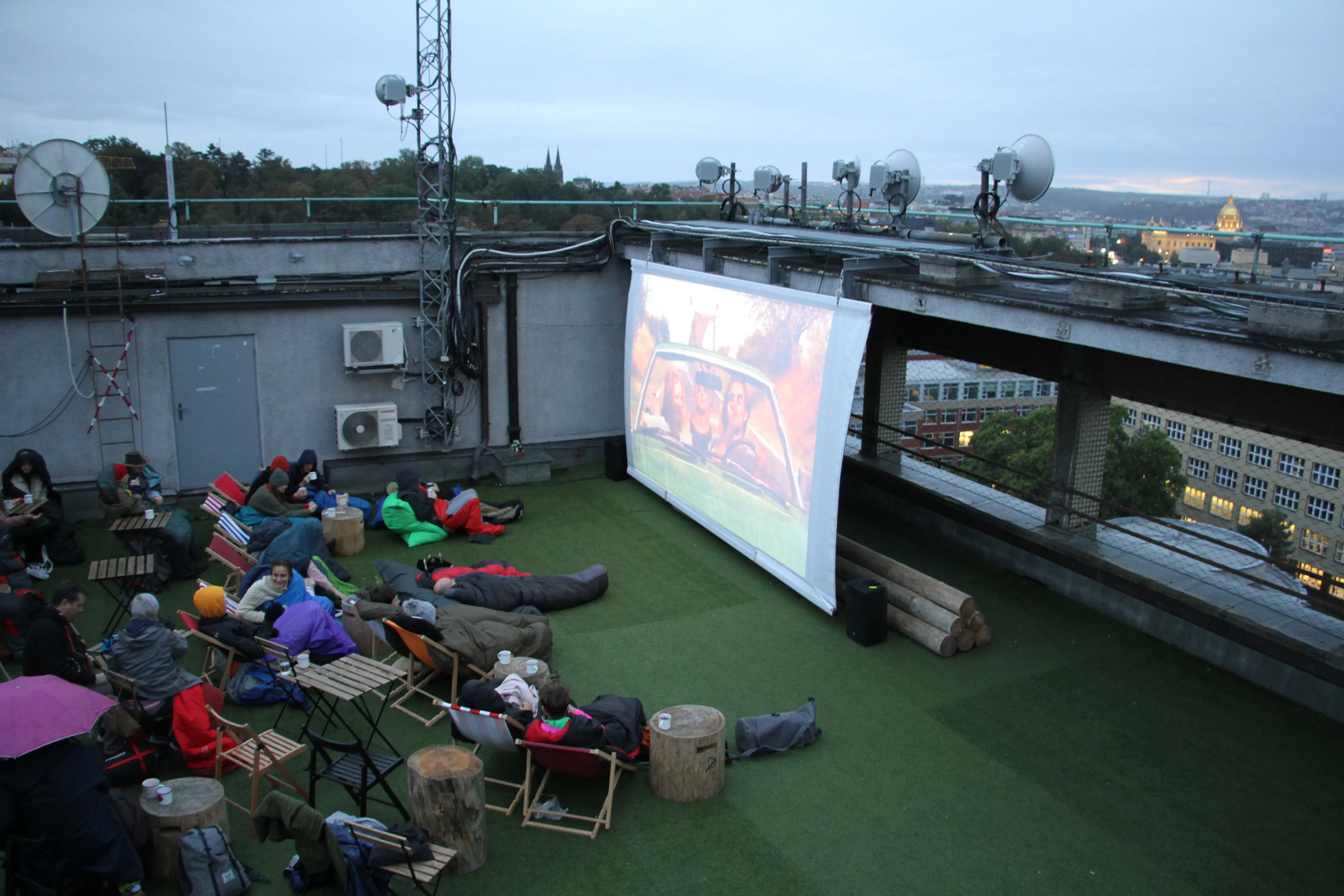 po-zapadu-slunce-se-strecha-domu-radost-promeni-v-unikatni-letni-kino-prvne-jiz-tuto-nedeli-1