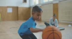 Na kamarádství není čas. Režisérka Hníková sledovala, jak rodiče vychovávají budoucího šampiona