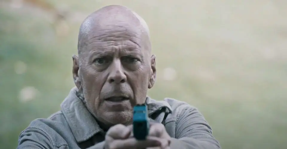Trailer: Out of Death - Zkorumpovaní poldové, nepohodlná svědkyně a Bruce Willis oprašující policejní odznak