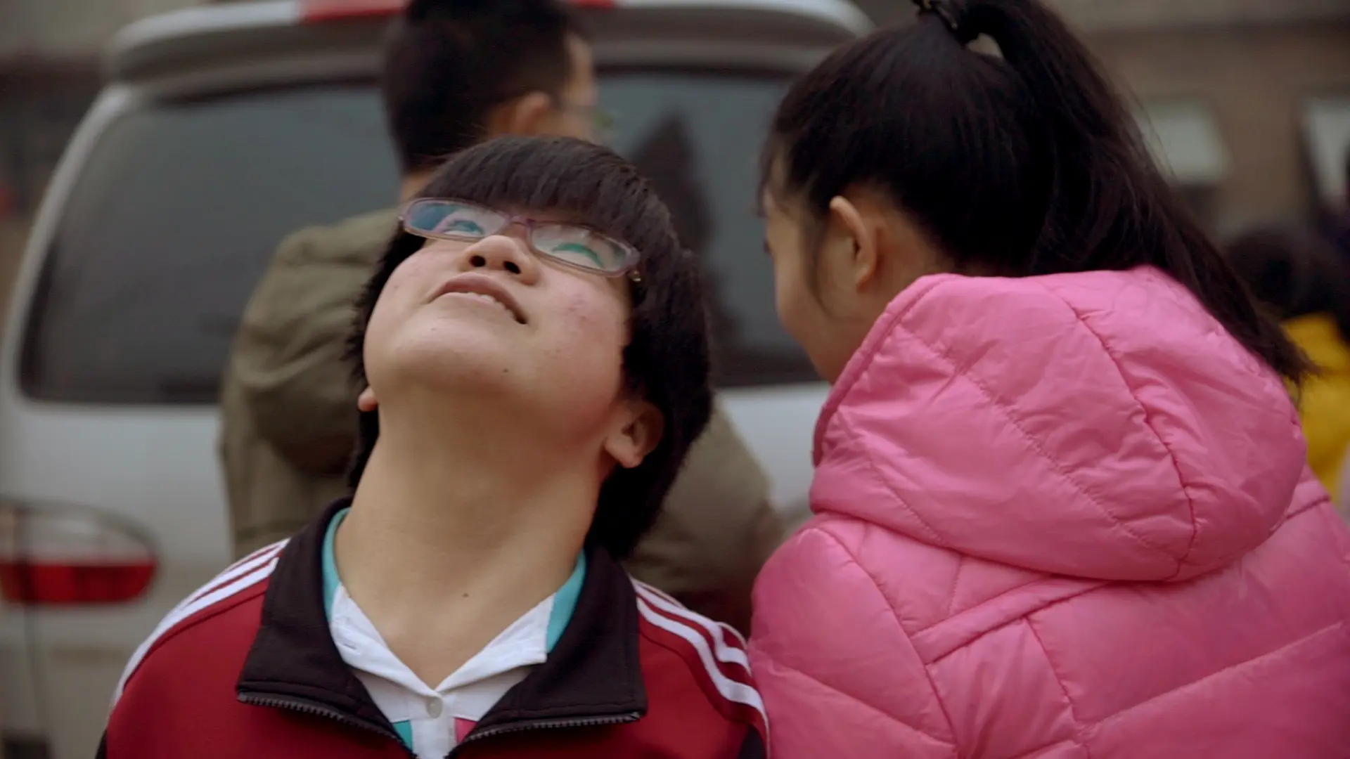 Recenze: Nebe - Tomáš Etzler ve své filmové zpovědi neklopí zrak před nebem ani peklem čínské společnosti