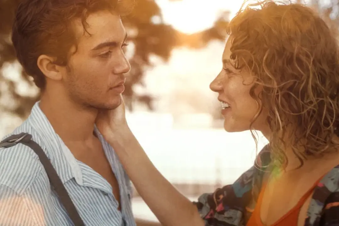 netflixove-premiery-na-cervenec-dockaji-se-divaci-serialu-biohackers-fanousci-romanci-od-jojo-moyesove-i-milovnici-hororu-a-totalne-ujetych-reality-sou-6