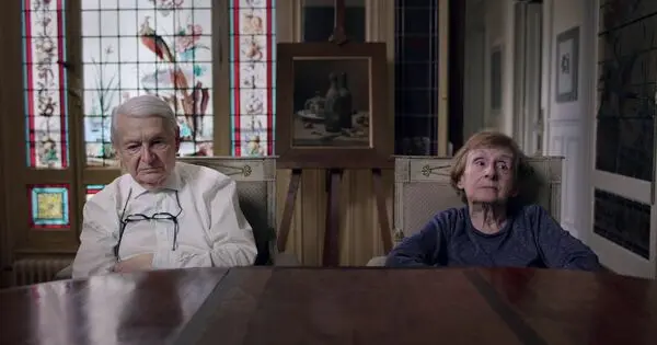 novy-dokument-od-netflixu-se-nese-v-gotickem-duchu-mlada-krasna-zena-byla-nalezena-mrtva-v-bile-kosili-a-jediny-podezrely-je-neuspesny-basnik-a-novinar-2