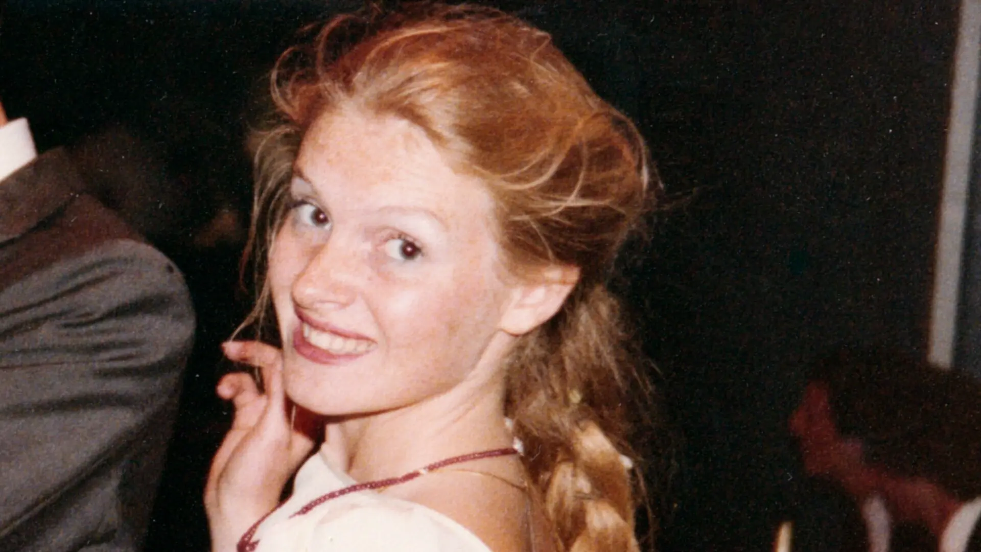 Mladá krásná žena byla nalezena mrtvá. Jediný podezřelý je neúspěšný básník a novinář. Nový dokument od Netflixu se nese v gotickém duchu