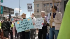 Recenze: Dokument Zákon lásky se staví na stranu bojovníků za rovnoprávnost. Konzervativci v něm působí hloupě a děsivě