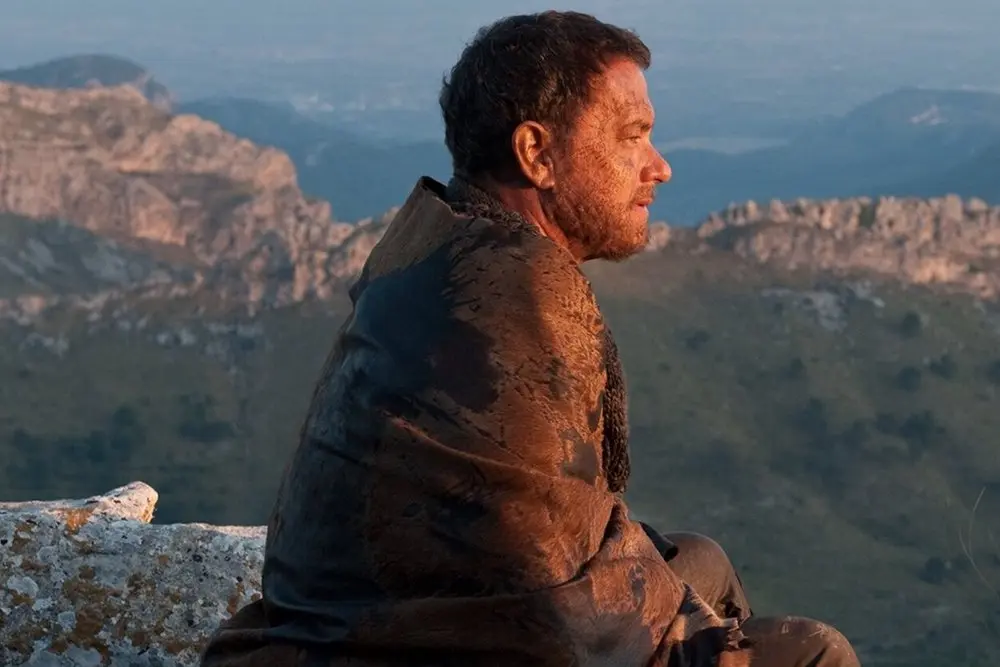 Tom Hanks strávil posledních deset let v podzemním bunkru. Teď se svým psem a robotem míří na povrch.