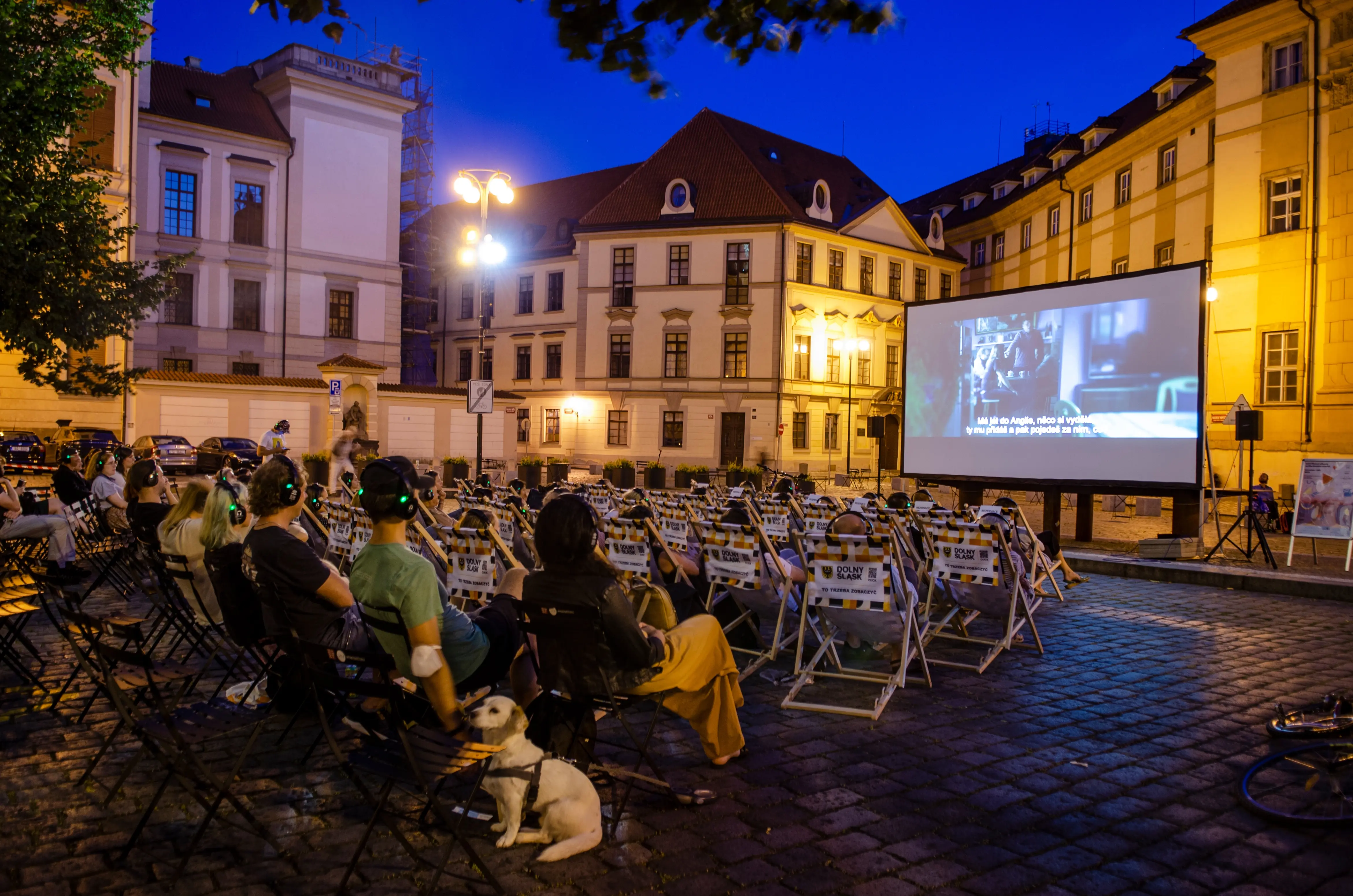 prazske-marianske-namesti-bude-okupovat-tiche-kino-oc-jde-a-jake-ma-prednosti-1