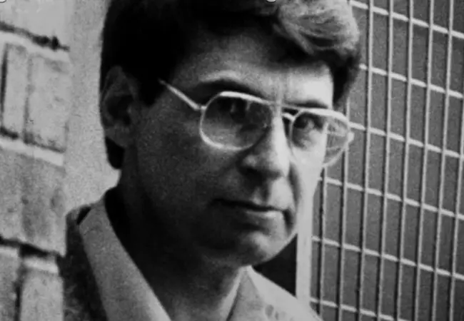 jako-maleho-jej-sexualne-obtezoval-vlastni-dedecek-film-o-londynskem-seriovem-vrahovi-vam-nazene-husi-kuzi-i-pocit-na-zvraceni-1