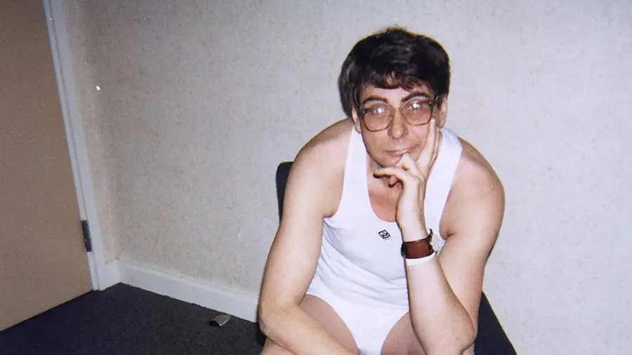 jako-maleho-jej-sexualne-obtezoval-vlastni-dedecek-film-o-londynskem-seriovem-vrahovi-vam-nazene-husi-kuzi-i-pocit-na-zvraceni-4