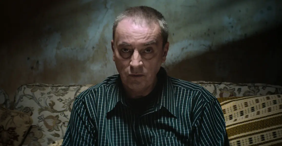 jako-maleho-jej-sexualne-obtezoval-vlastni-dedecek-film-o-londynskem-seriovem-vrahovi-vam-nazene-husi-kuzi-i-pocit-na-zvraceni-5