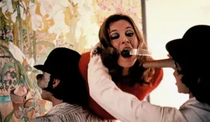 Užití písně 'Singin in the Rain' v kontroverzním násilném filmu mělo svou zákulisní dohru, která se vyjasnila až po čtyřiceti letech.