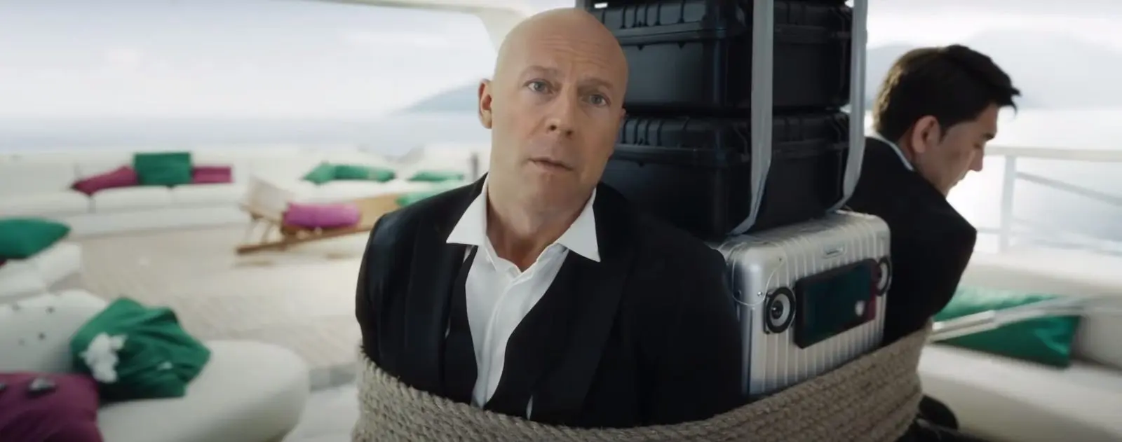 Bruce Willis to dokázal - konečně našel způsob, jak vydělat balík a přitom doslova nehnout ani prstem