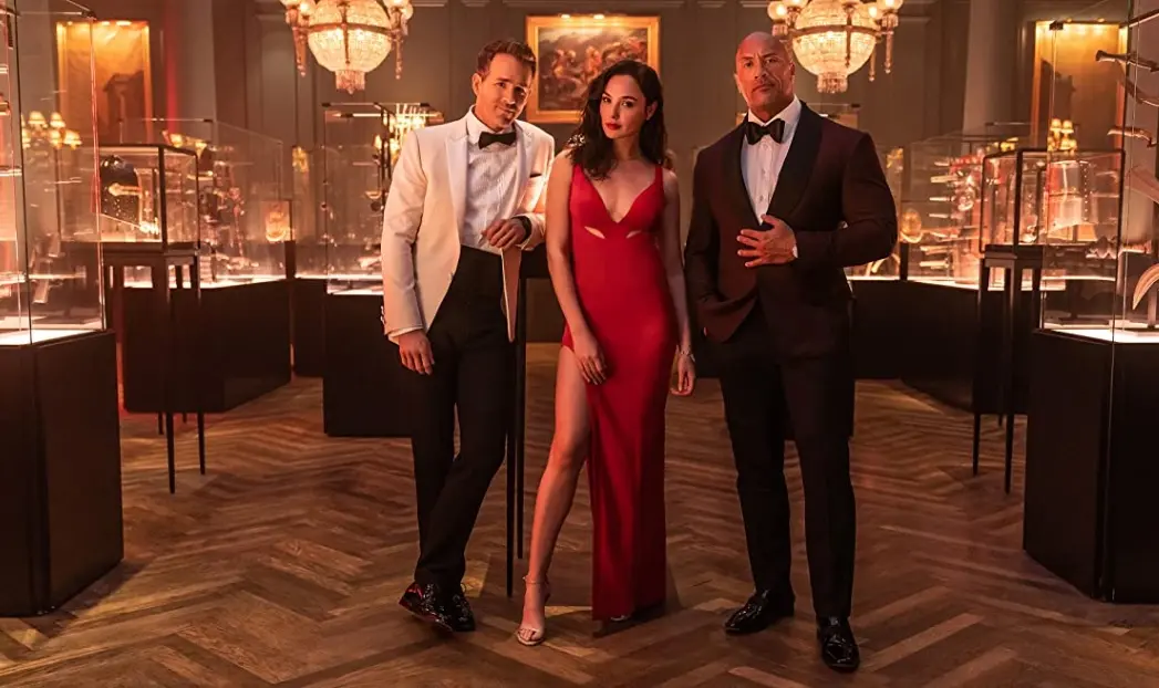 Trailer: Drsňák Dwayne Johnson a ukecaný Ryan Reynolds na stopě sexy zlodějky s tváří Wonder Woman