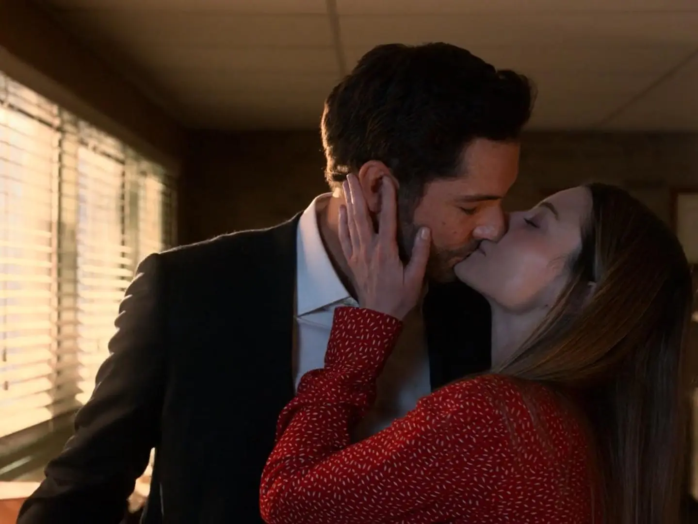 zmizi-ve-finalni-serii-lucifer-z-povrchu-zemskeho-oblibeny-serial-konci-ve-velkem-stylu-rozesmeje-vas-i-rozplace-4