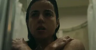 Nikdo nevyvázne živý: Hororový hit Netflixu překvapuje do samotného závěru