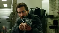 Trailer: Jake Gyllenhaal pod dohledem Michaela Baye vykrádá banky a v sanitce ujíždí před policií