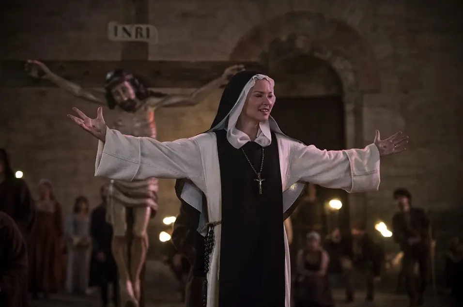 Benedetta: Režisér Základního instinktu opět provokuje. Natočil erotické drama o lesbických jeptiškách, které se vysmívá křesťanským dogmatům