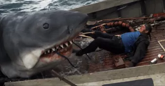 Režisér Gremlinů si měl vystřelit ze žraloků. Parodie na Čelisti však nakonec nevznikla