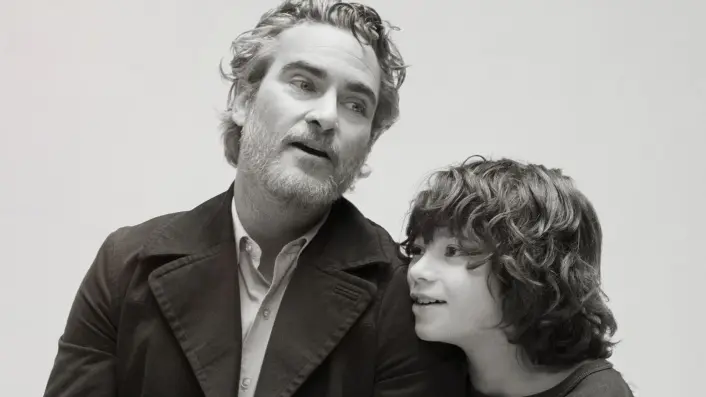 Herec, co proslul rolemi narušených jedinců, nám v novém filmu ukazuje přívětivější tvář. A možná znovu vyhraje Oscara