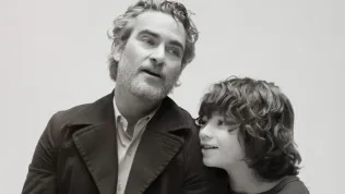 Herec, co proslul rolemi narušených jedinců, nám v novém filmu ukazuje přívětivější tvář. A možná znovu vyhraje Oscara