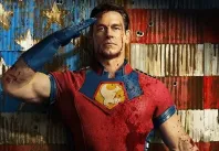 Peacemaker: John Cena jako připitomělý bojovník za mír je zpět. A ukazuje ostatním superhrdinským seriálům vztyčený prostředník
