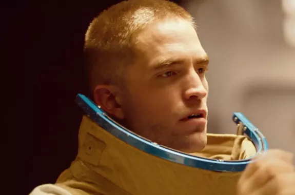 Robert Pattinson rád hraje v bizarních sci-fi. Oscarový režisér ho promění ve vesmírný klon