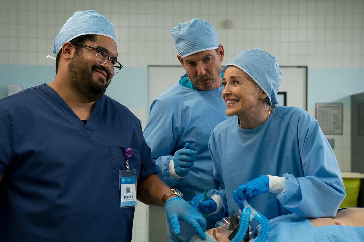 trailer-netflix-prinasi-originalni-detektivni-komedialni-serial-v-nemz-vzdy-asistuje-u-pripadu-celebrita-ktere-nedali-scenar