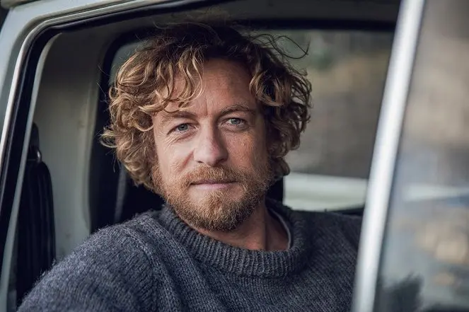 simon-baker-vysvetlil-proc-neni-od-zruseni-serialu-mentalista-moc-videt-1