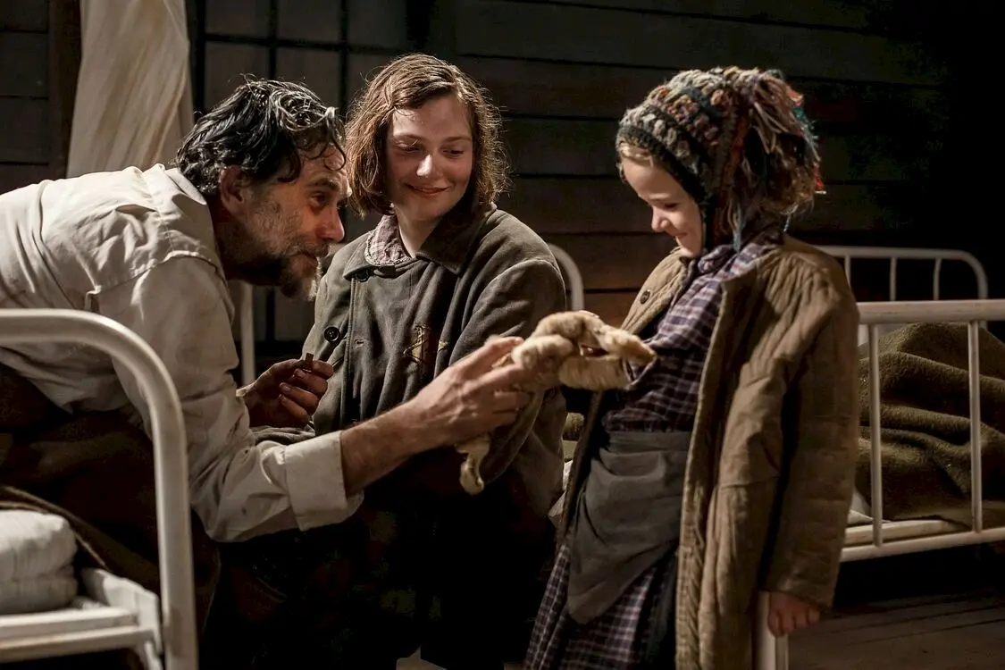 pribeh-anne-frankove-na-netflixu-vypravi-jeji-nejlepsi-kamaradka-a-ukazuje-ji-z-mnohem-lidstejsiho-hlediska-4