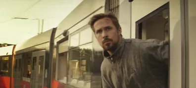 Ryan Gosling na pražské tramvaji či Jason Momoa s beraními rohy. Netflix láká na své letošní filmové novinky