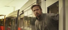 Ryan Gosling na pražské tramvaji či Jason Momoa s beraními rohy. Netflix láká na své letošní filmové novinky