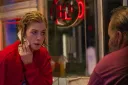 Zemi zachvátil nový virus, který zabíjí ty nejbohatší. Režisér kontroverzní Díry připravuje pandemický thriller s Rosamund Pike