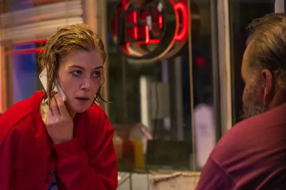 Zemi zachvátil nový virus, který zabíjí ty nejbohatší. Režisér kontroverzní Díry připravuje pandemický thriller s Rosamund Pike