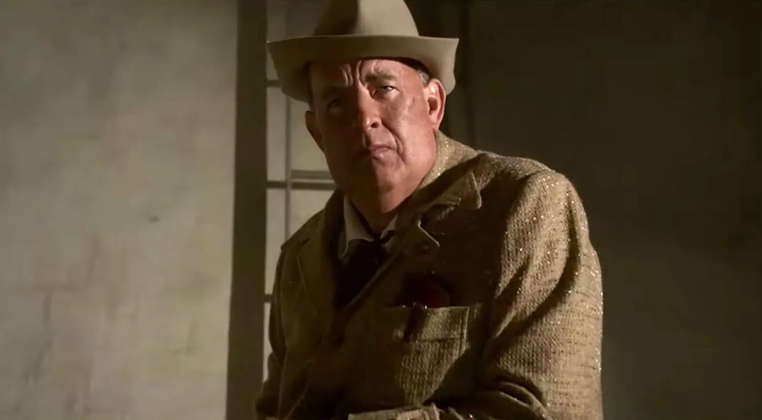 po-queenech-hodla-pod-dohledem-rezisera-moulin-rouge-platna-kin-dobyt-elvis-presley-a-v-prvnim-traileru-mu-asistuje-holohlavy-tom-hanks