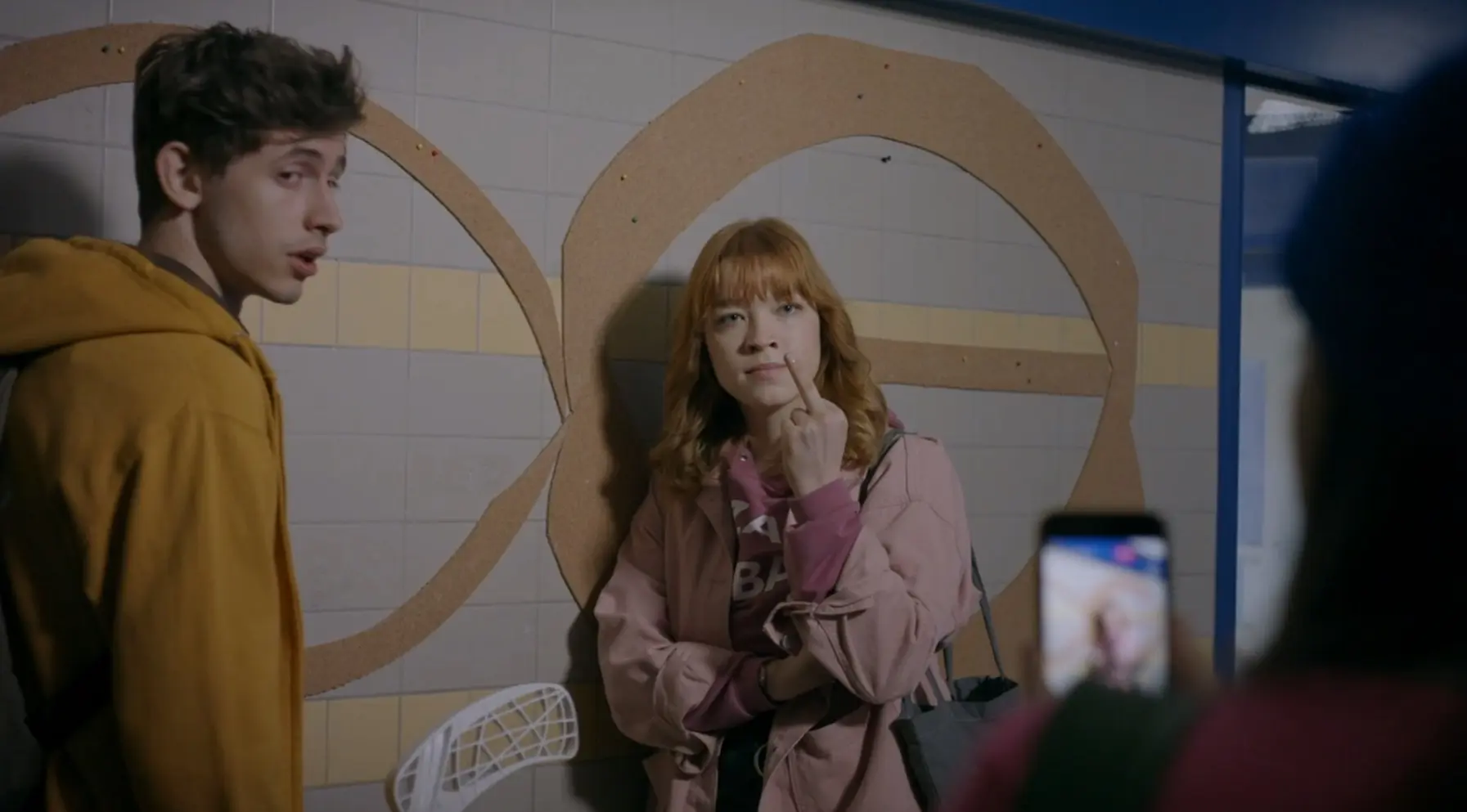 Šikanovaný teenager si nasadil masku, vzal věrnou maketu zbraně a vyrazil postrašit brněnské spolužáky. Seriál TBH je působivou sondou do života mladých