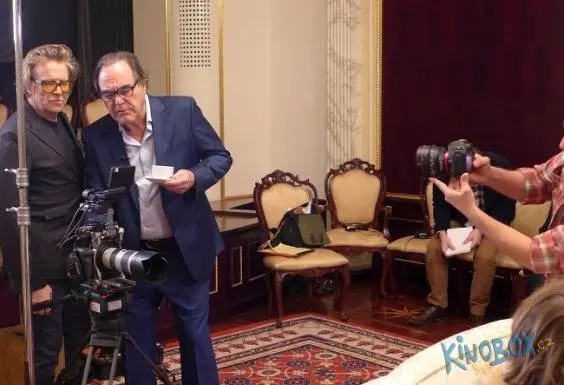 oscarovy-reziser-oliver-stone-castecne-procita-zokouzleni-putinem-i-jinymi-diktatory-5