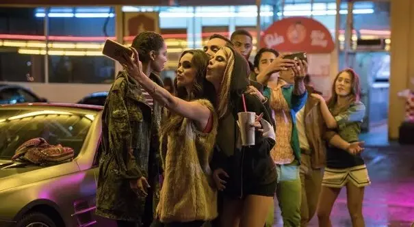 pandemie-u-teenageru-vytvorila-zavislost-na-mediich-sleduji-je-zhruba-8-a-pul-hodiny-denne-a-neumi-si-predstavit-zivot-bez-youtube-1