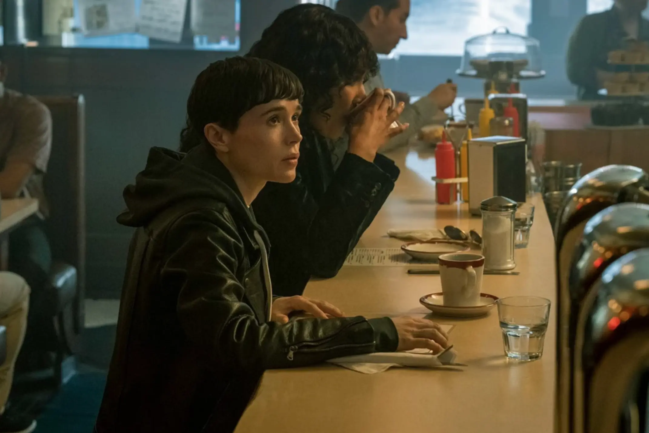 umbrella-academy-3-se-stylove-vyrovnala-se-zmenou-pohlavi-hlavni-hvezdy