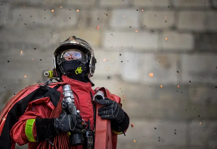 Notre-Dame v plamenech