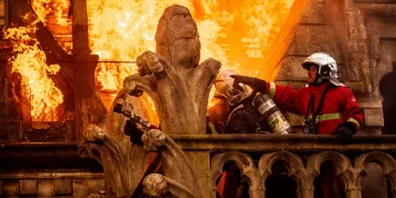 Filmová rekonstrukce požáru Notre-Dame nemohla dopadnout lépe. Slavný režisér je možná naposledy za krále