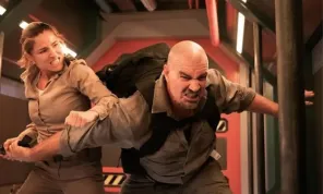 Myslíte, že je Chris Hemsworth drsňák? Jeho žena natočila vlastní Smrtonosnou past pro Netflix