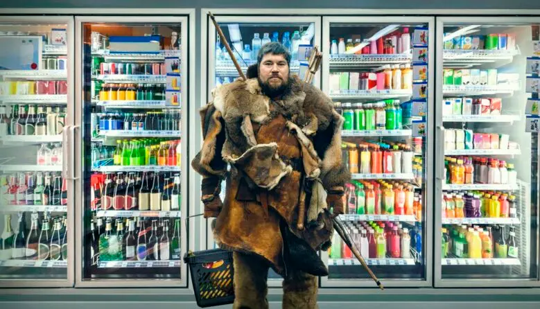 divoch-chce-uniknout-pred-povinnostmi-do-prirody-neprekvapive-si-tim-moc-nepomuze-trefna-danska-komedie-o-krizi-muzstvi-4