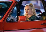 Po dvaceti letech se probudila z kómatu a rozhodla se vrátit na střední. Nová komedie Netflixu není ani vtipná