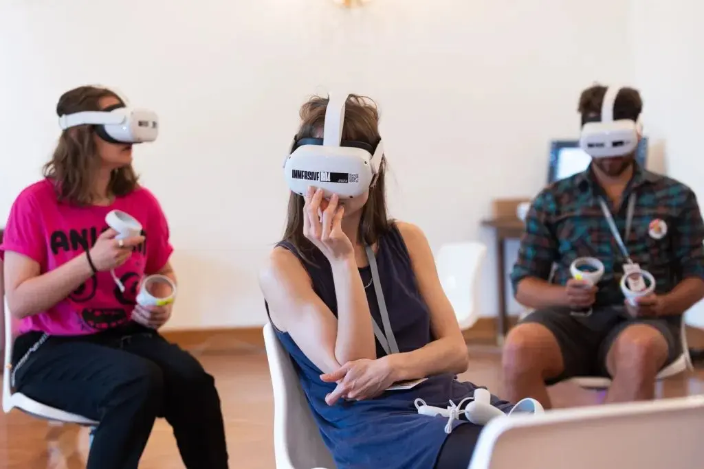 Z VR už se vám žaludek nezvedne. Tedy snad. Technologii pomohla pandemie a už se v ní našli i umělci