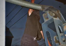 „Málokdo má odvahu ujíždět před vábením komfortního systému.“ Mladý dokumentarista natočil portrét „romantickýho sígra“ ze zašpiněných železnic