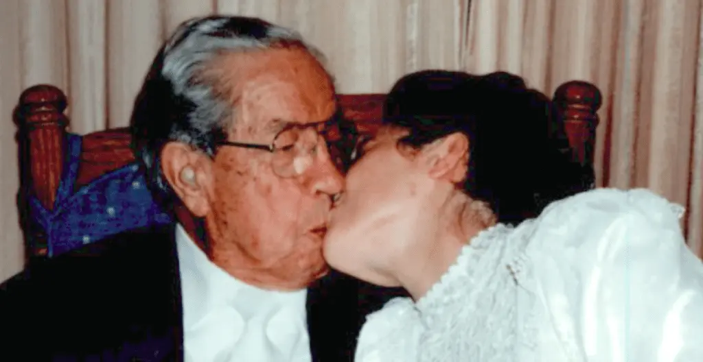 prorok-mel-84-manzelek-a-denne-znasilnoval-nezletile-divky-novy-dokument-od-netflixu-je-sokujici-4