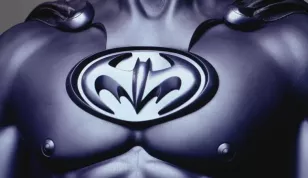 Proč měl filmový Batman v devadesátkách na obleku bradavky? Důvod je nečekaně logický