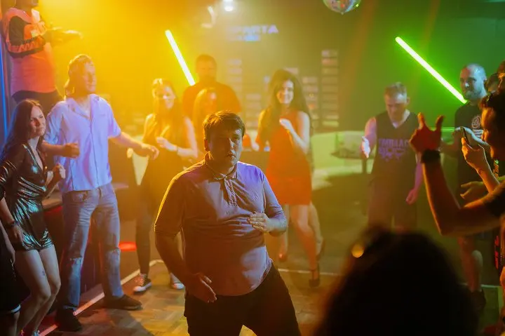 prcicky-na-machaci-s-rybimi-lidmi-party-harder-bude-pro-mnohe-ceskou-komedii-stoleti-3