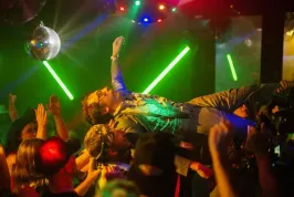 Nejzvrhlejší pařba roku už je v kinech. Režisér i exkluzivní ukázky lákají na pořádně nekorektní jízdu