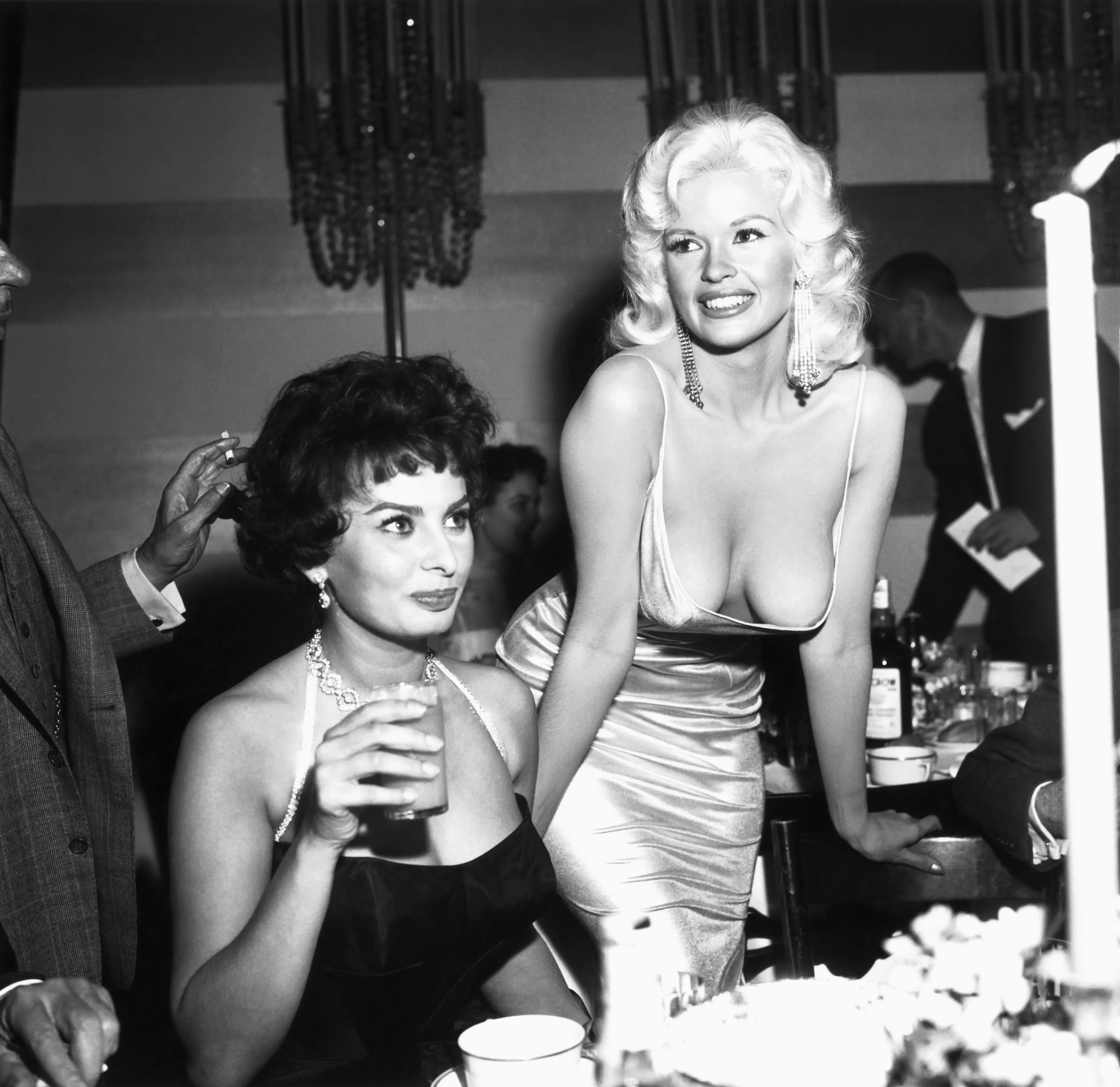 byla-provokativnejsi-konkurentkou-marilyn-monroe-s-nejpamatnejsim-vystrihem-jeji-zivot-skoncil-brutalne-a-tragicky